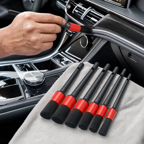 Juego de brochas PITSTOP junto al interior de un coche